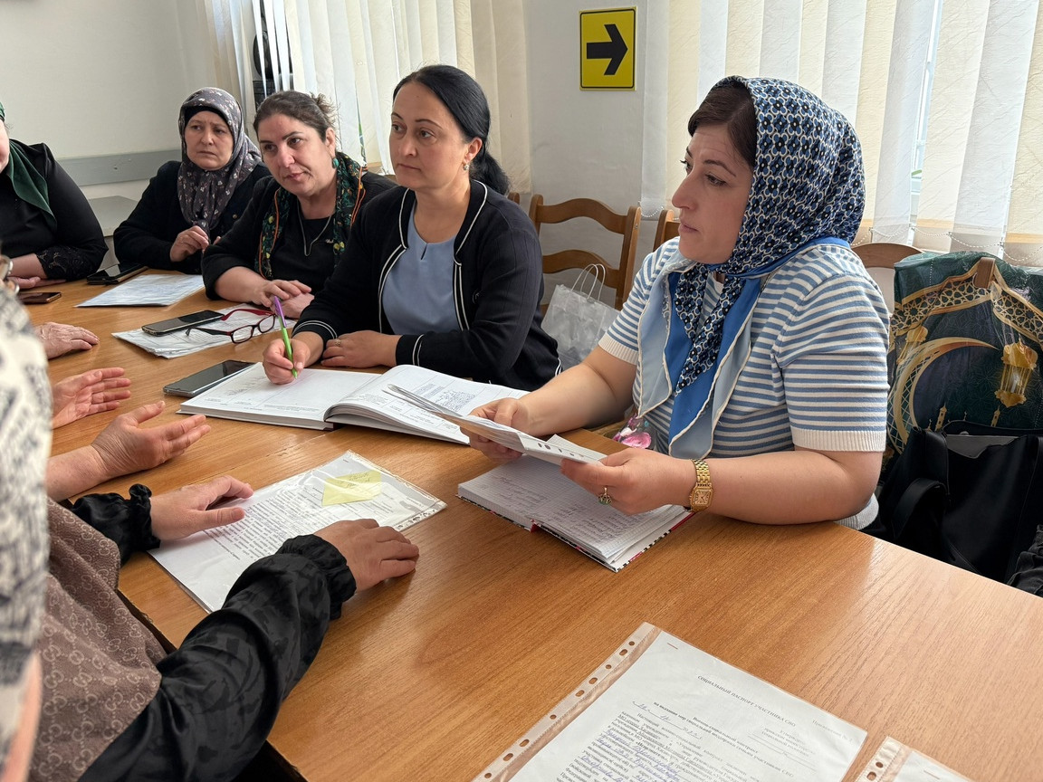 Заведующая отделением провела совещание с социальными работниками.