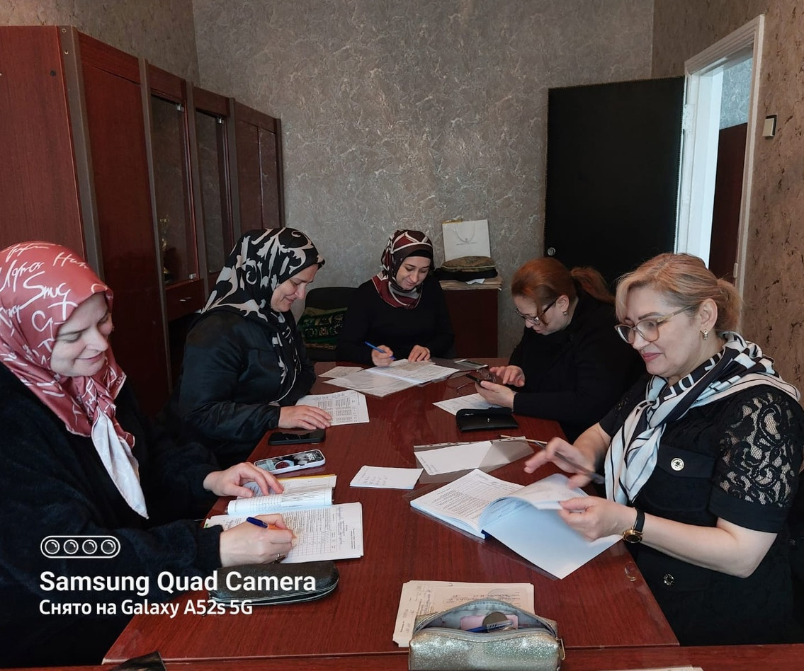 Совещание с социальными работниками в с. Османюрт по актуальным вопросам оказания социальной поддержки населению.