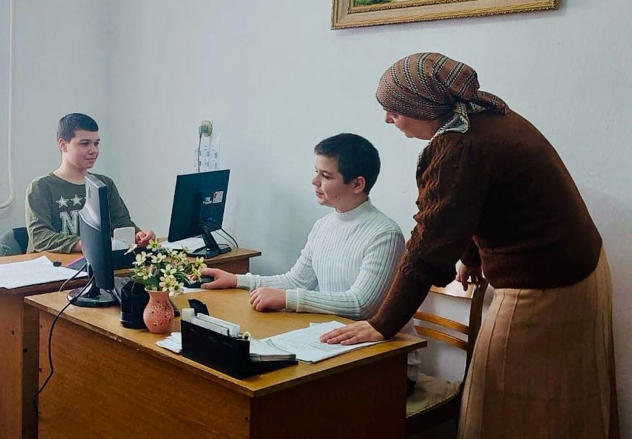 Занятия по компьютерной грамотности для подопечных детей