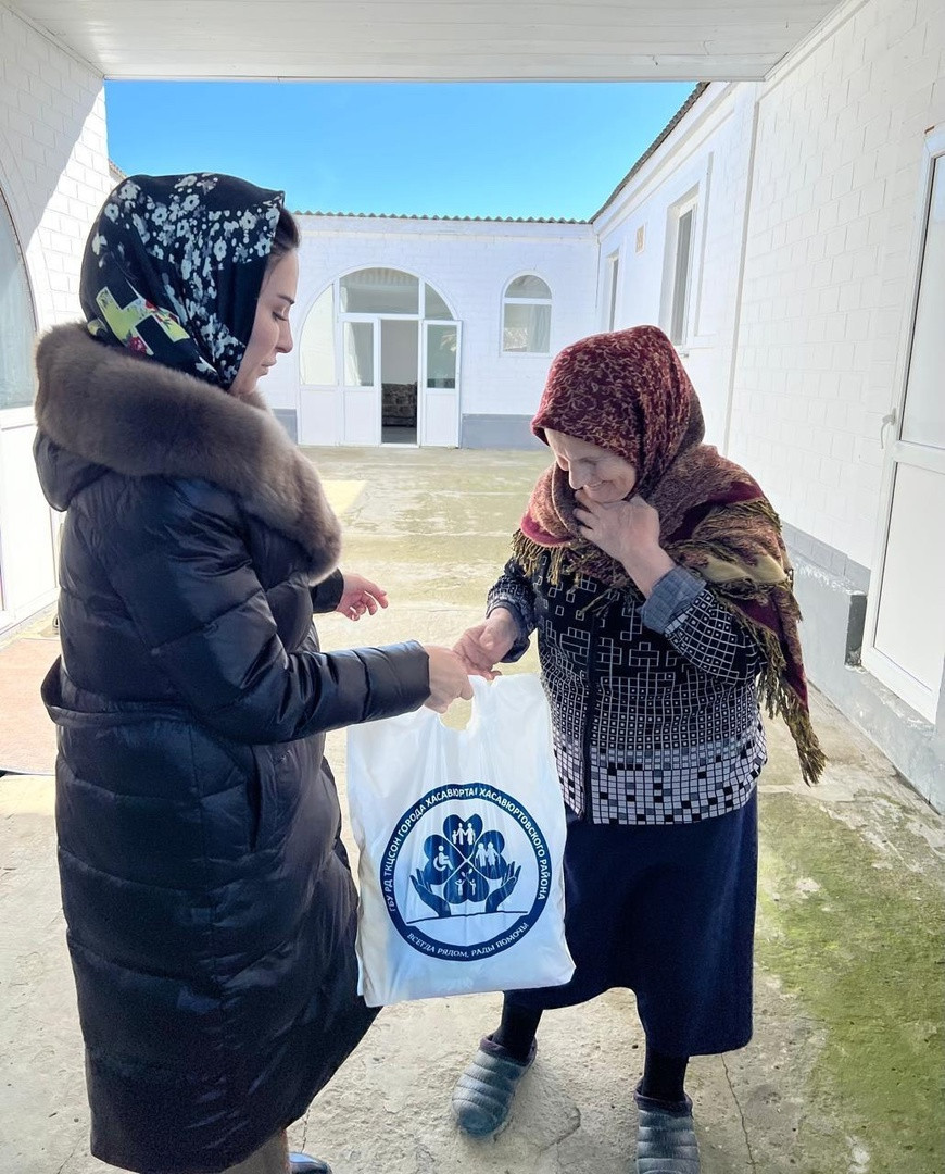 В праздничные дни Территориальный Комплексный Центр по городу Хасавюрт и Хасавюртовскому району продолжает проводить благотворительную акцию для семей погибших участников СВО.