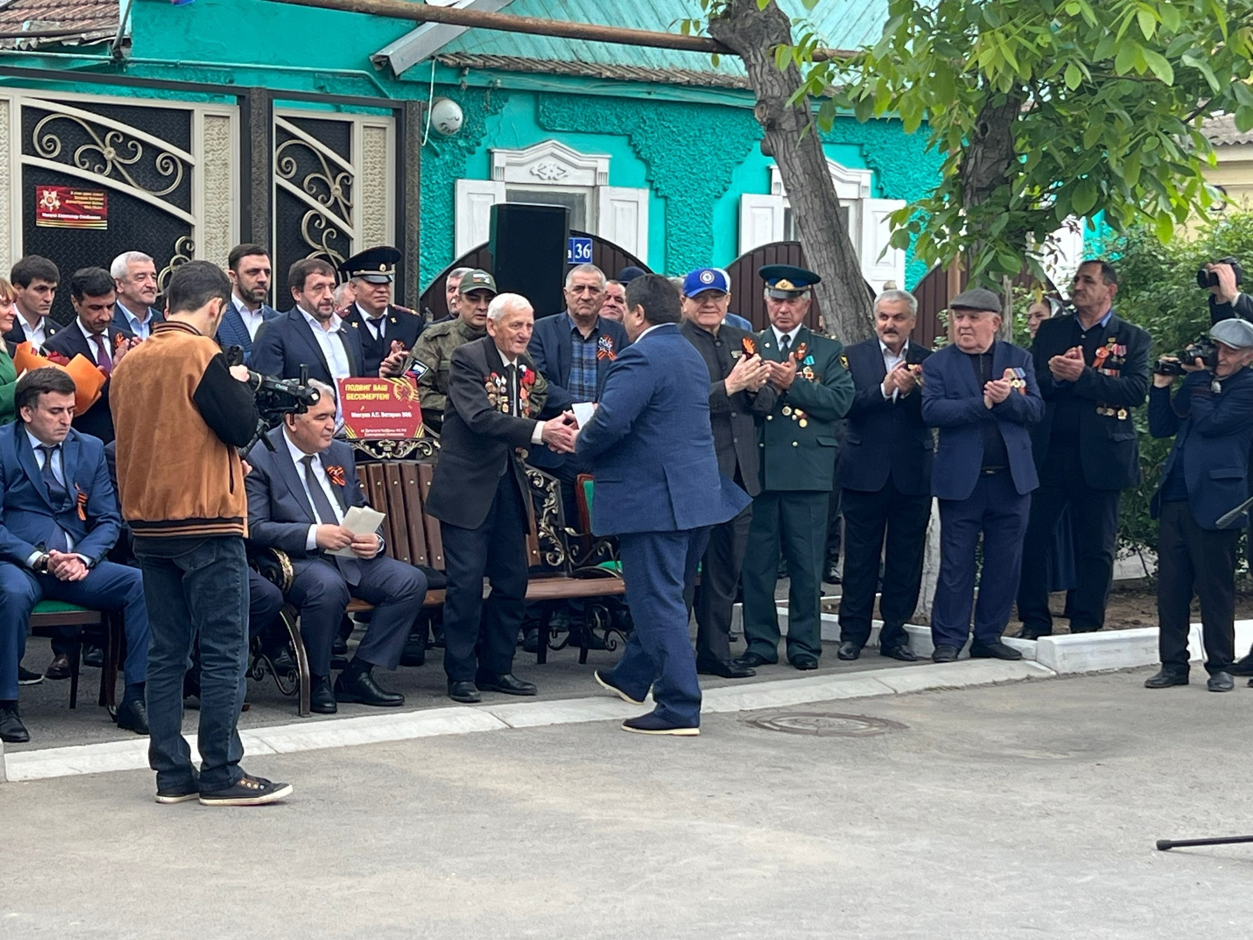 Парад у дома ветерана