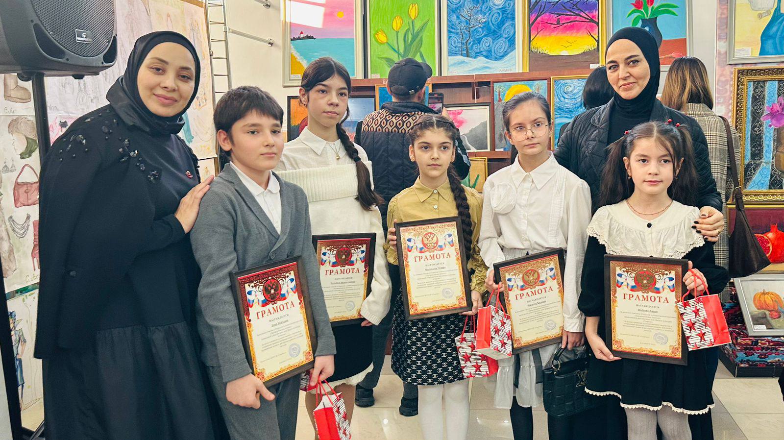 Посещение выставки «Хасавюртовская пастель»